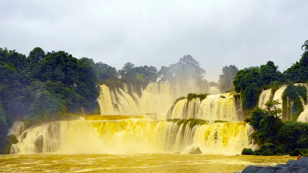 [포토] 불어난 강물에 더톈 폭포 ‘황금폭포’로 변신