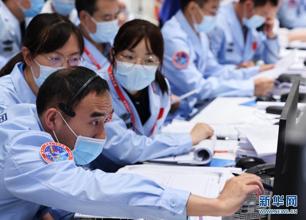 베이징의 중국 우주개발 담당 국가항천국(BACC)에서 연구원들이 긴장된 분위기 속에서 일하고 있다. [7월 4일 촬영/사진 출처: 신화망]