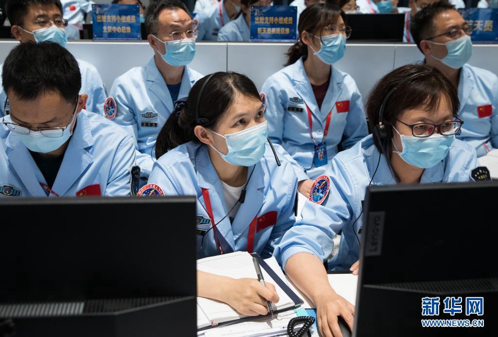 베이징의 중국 우주개발 담당 국가항천국(BACC)에서 연구원들이 긴장된 분위기 속에서 일하고 있다. [7월 4일 촬영/사진 출처: 신화망]