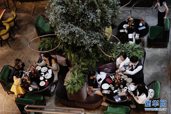 시민들이 홍콩 한 카페에서 여가시간을 보내고 있다. [7월 7일 촬영/사진 출처: 신화망]