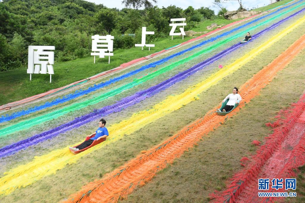 관광객들이 산촨향 초원 관광지에서 잔디 썰매를 타고 있다. [7월 7일 촬영/사진 출처: 신화망]