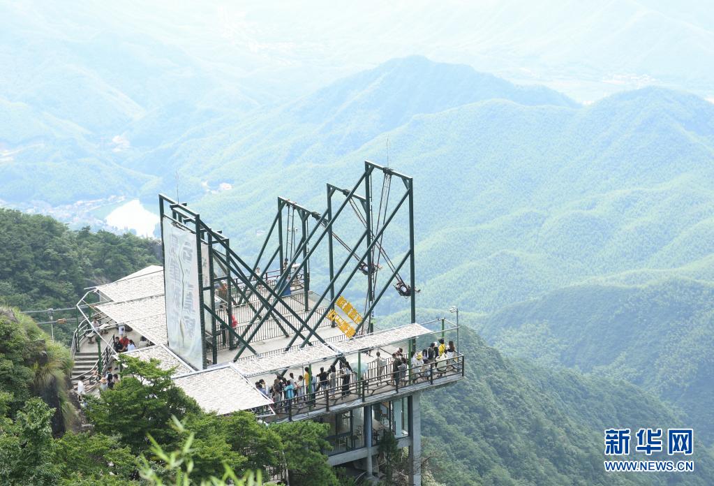 관광객들이 산촨향 초원 관광지에서 공중그네를 체험하고 있다. [7월 7일 촬영/사진 출처: 신화망]