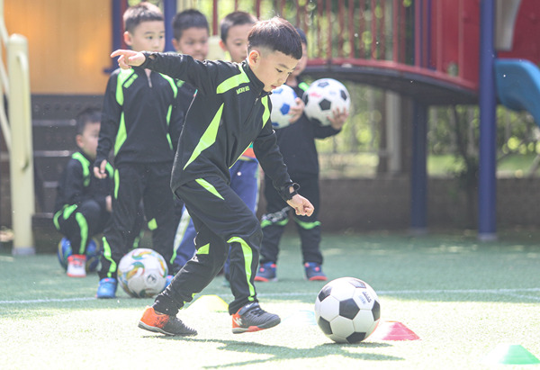 랴오닝(遼寧) 선양(瀋陽) 한 유치원에서 아이들이 축구 수업을 하고 있다. [5월 19일 촬영/사진 출처: 시각중국(視覺中國)]
