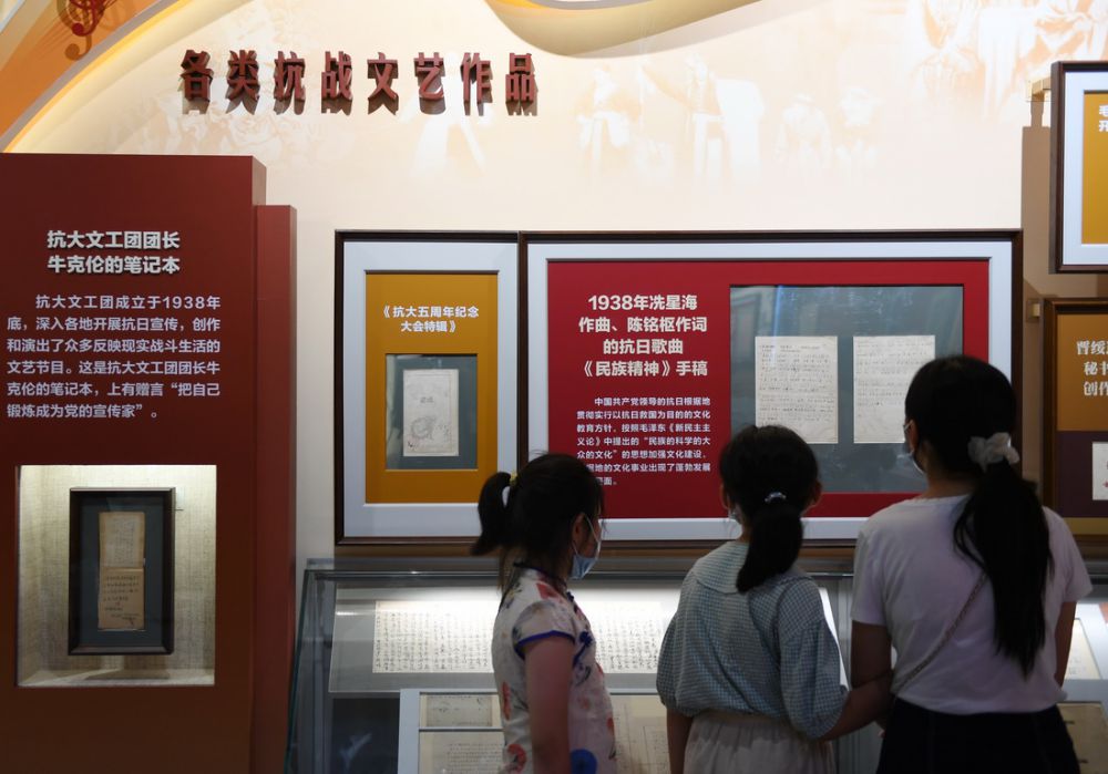 7월 7일, 관람객이 중국인민항일전쟁 기념관에서 ‘중류지주: 중국공산당 항전유물 테마전’을 참관하고 있다. [사진 출처: 신화사]