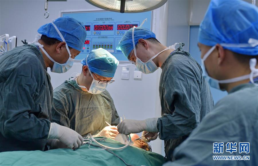 시짱자치구 인민병원 수술실, 왕커밍(왼쪽 두 번째)과 동료들이 얼굴 기형 환자 수술을 진행 중이다. [5월 11일 촬영/사진 출처: 신화망]