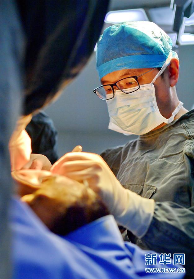 시짱자치구 인민병원 수술실, 왕커밍이 얼굴 기형 환자 수술을 진행 중이다. [5월 11일 촬영/사진 출처: 신화망]
