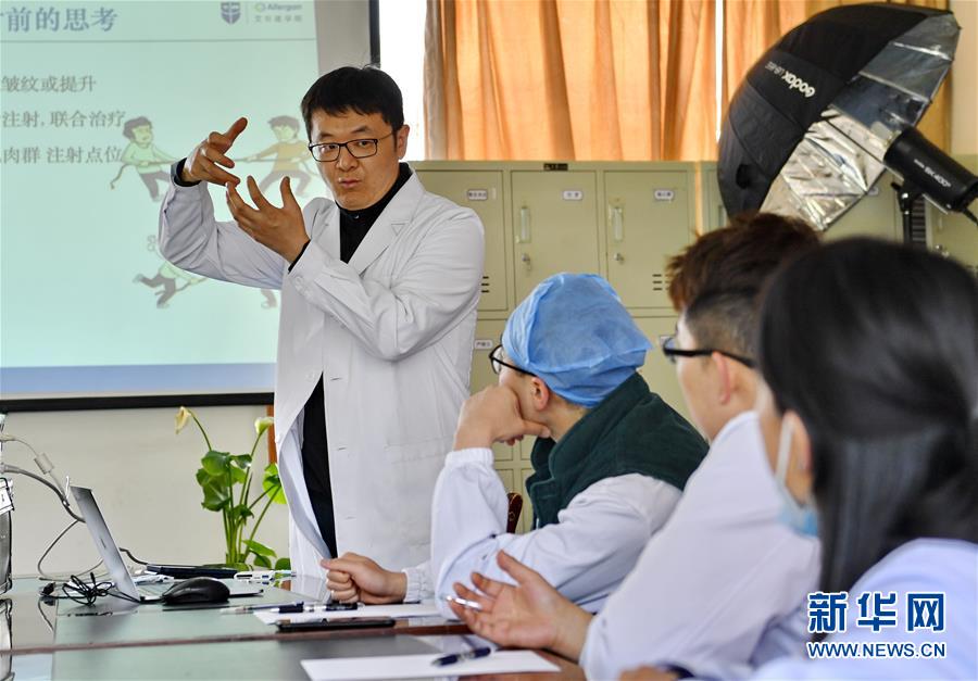 시짱자치구 인민병원, 왕커밍(왼쪽 첫 번째)은 정형외과 의학 세미나를 진행 중이다. [5월 14일 촬영/사진 출처: 신화망]
