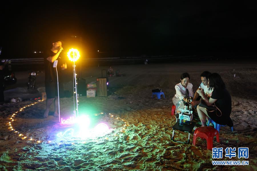 관광객들이 텅하이 어촌의 모래사장에서 휴식하고 있다. [7월 8일 촬영/사진 출처: 신화망]