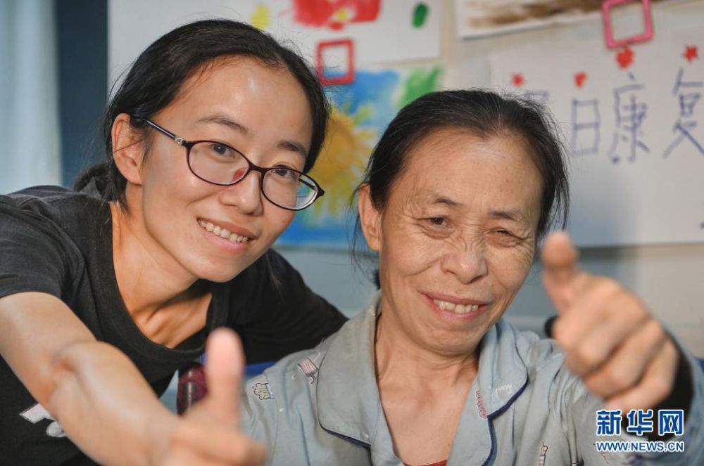 양주메이 씨(왼쪽)와 어머니가 함께 엄지손가락을 치켜세우며 미래에 대한 자신감을 드러냈다. [6월 23일 촬영/사진 출처: 신화망]