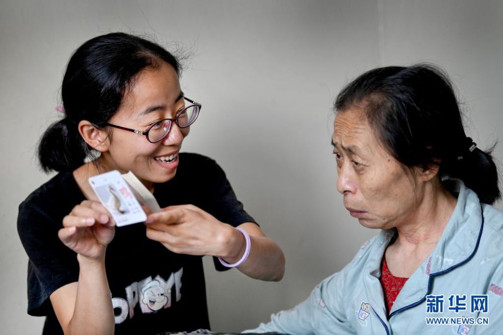 양주메이 씨(왼쪽)가 어머니의 언어재활훈련을 돕고 있다. [6월 23일 촬영/사진 출처: 신화망]