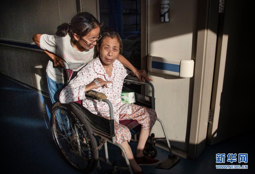 양주메이 씨(왼쪽)가 자신을 키워준 이야기를 나누며 어머니의 기억을 일깨우고 있다. [6월 22일 촬영/사진 출처: 신화망]