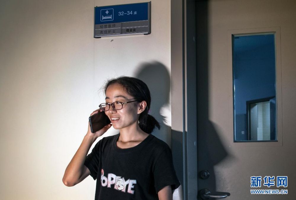 양주메이 씨가 그녀의 학습 상황과 안부를 묻는 학교 교수님의 전화를 받고 있다. [6월 22일 촬영/사진 출처: 신화망]