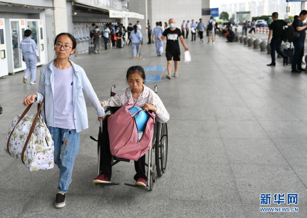 양주메이 씨(왼쪽)가 어머니를 모시고 허페이난(合肥南)역에서 상하이에 있는 병원을 가고 있다. [6월 29일 촬영/사진 출처: 신화망]