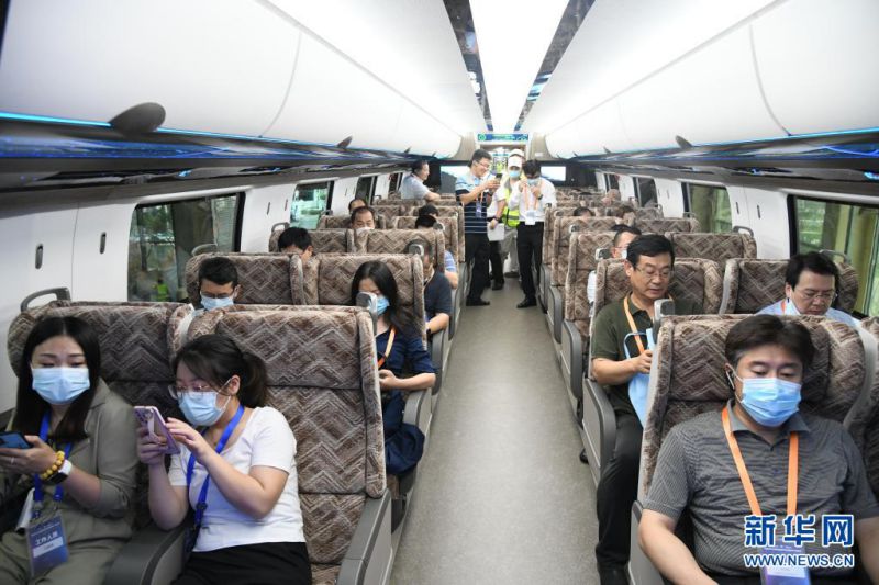 사람들이 시속 600km 고속 자기부상열차 내부를 체험하고 있다. [7월 20일 촬영/사진 출처: 신화망]