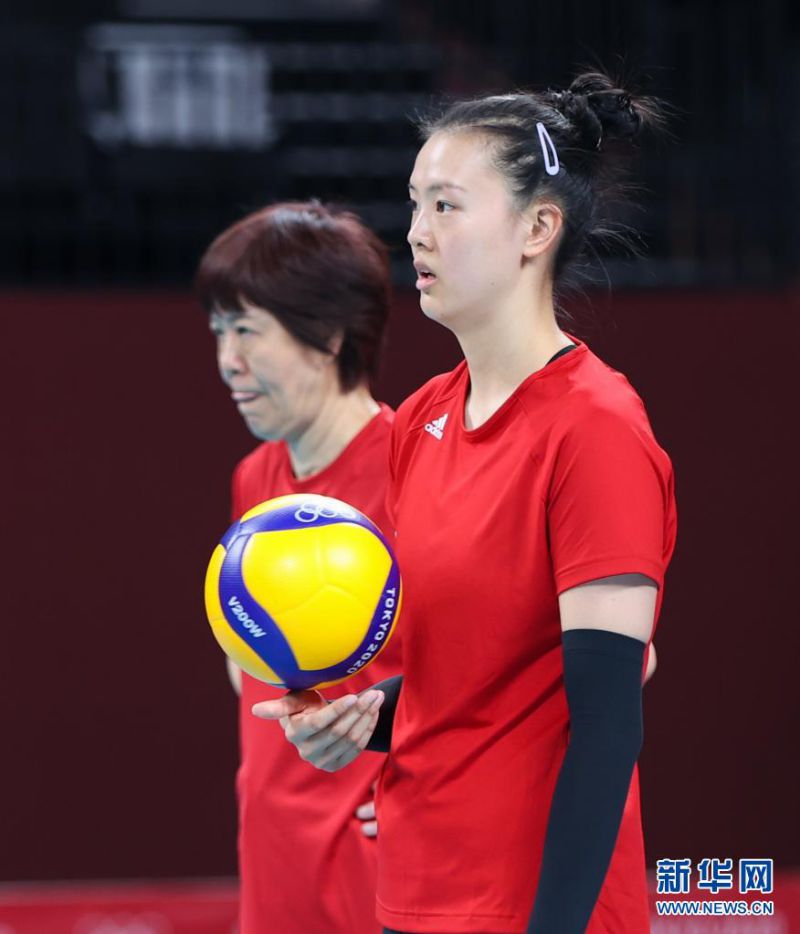 7월 21일, 중국 여자배구팀 장창닝(張常寧) 선수(오른쪽)가 훈련 중이다. [사진 출처: 신화망]
