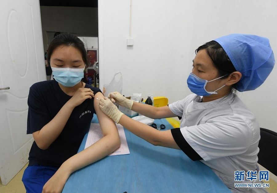 7월 21일, 베이징시 시청(西城)구 미성년자 백신 접종소에서 의료진이 고등학생에게 백신을 접종 중이다. [사진 출처: 신화망]