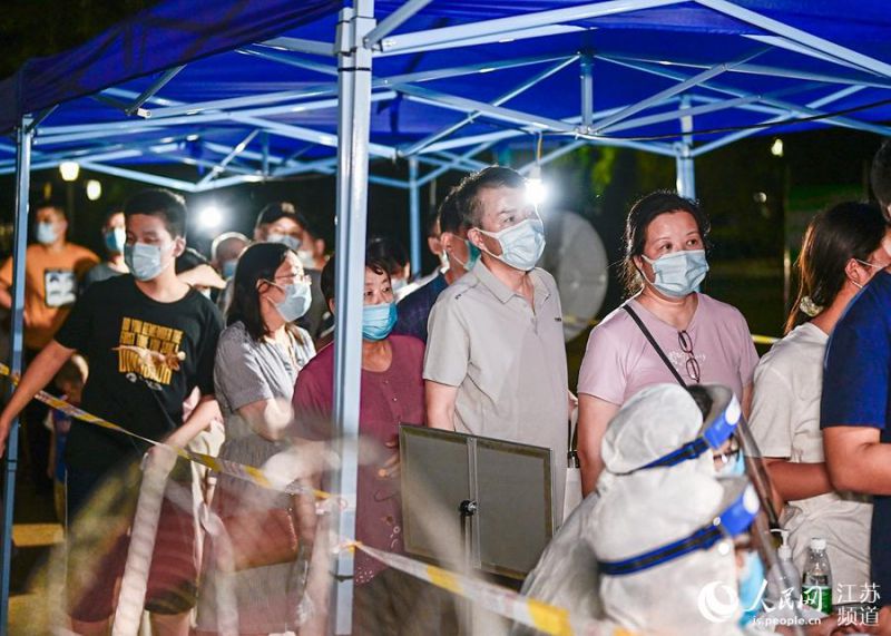 21일 저녁 난징 위화타이구 추이다오화청(翠島花城) 커뮤니티 주민들이 차례대로 핵산 검사를 받고 있다. [사진 출처: 인민망]