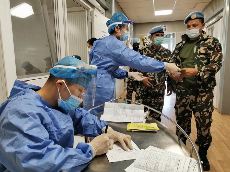 2021년 6월 28일, 레바논에 파견된 중국 평화유지 의료팀, 현지 평화유지군들이 코로나19 백신 접종을 위해 줄을 선 모습이다. [사진 출처: 인민포토]