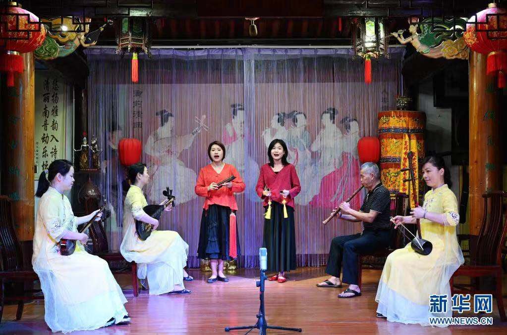 난인(南音: 푸젠 남부 전통 음악) 애호가들이 취안저우 난인 전통교습소에서 공연 중이다. [7월 6일 촬영/사진 출처: 신화망]
