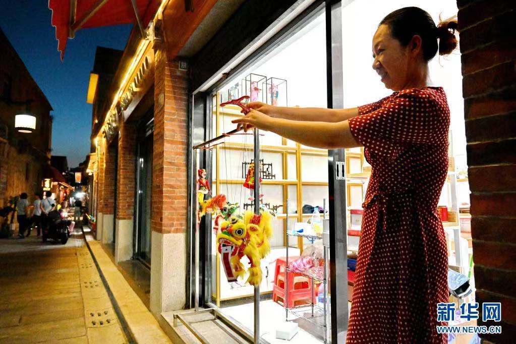 취안저우 진위샹(金魚巷, 금어항) 상인들은 관광객들을 위한 특색 목각 인형을 판매한다. [7월 8일 촬영/사진 출처: 신화망]