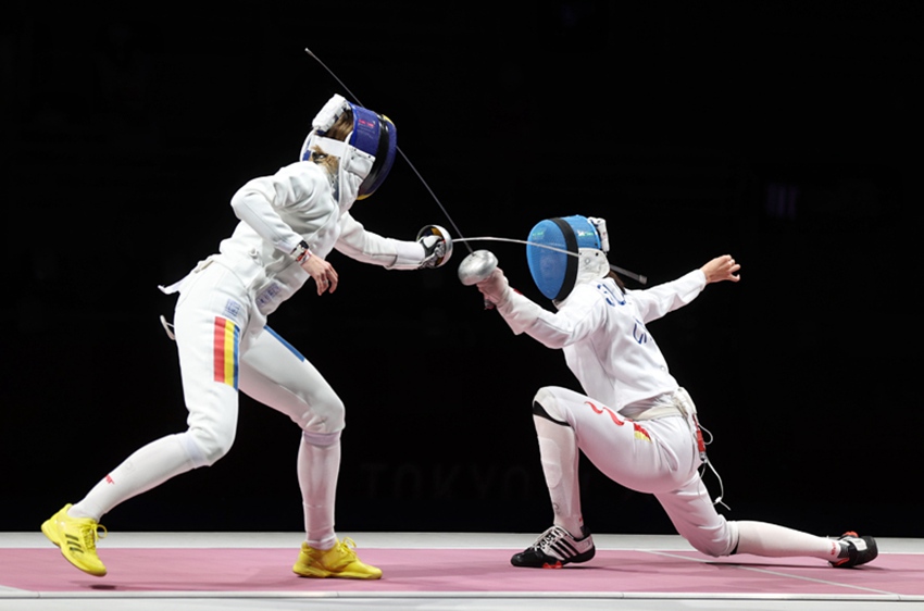 24일 저녁, 도쿄올림픽 여자 에페 개인전 결승전이 열렸다. 중국의 쑨이원(孫一文) 선수는  루마니아 마리아 포페스쿠를 11-10으로 제치고 우승했다. [사진 출처: 인민망]