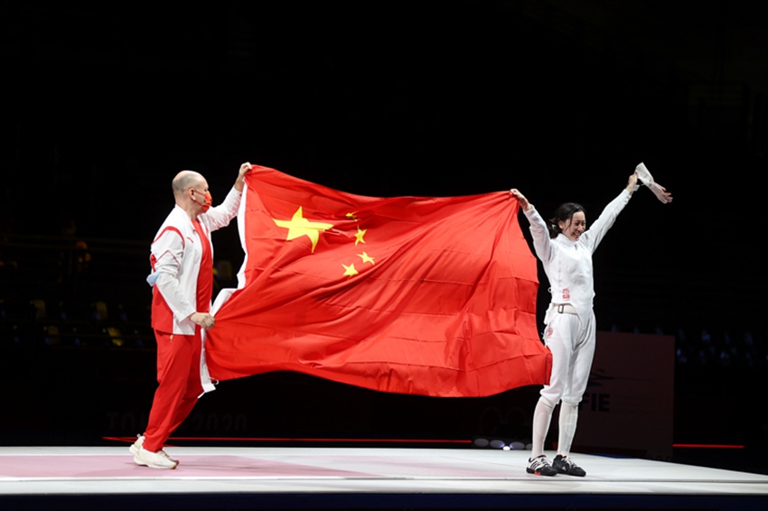 24일 저녁, 도쿄올림픽 여자 에페 개인전 결승전이 열렸다. 중국의 쑨이원 선수는  루마니아 마리아 포페스쿠를 11-10으로 제치고 우승했다. [사진 출처: 인민망]