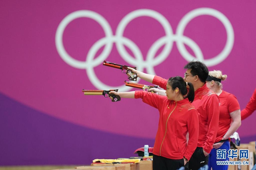 7월 27일, 도쿄올림픽 10m 공기권총 혼성 단체전에서 중국 장란신(姜冉馨) 선수(왼쪽 첫 번째)와 팡웨이(龐偉) 선수가 경기 중이다. [사진 출처: 신화망]