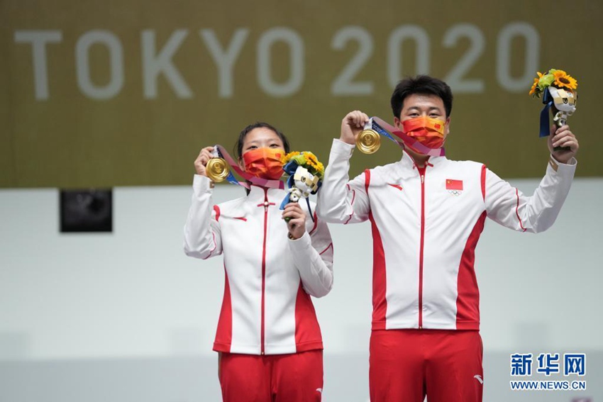 도쿄올림픽 10m 공기권총 혼성 단체전에서 중국 장란신 선수와 팡웨이 선수가 금메달을 차지했다. [사진 출처: 신화망]
