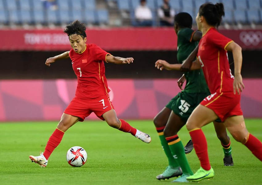 7월 24일, 중국 여자 축구 왕솽(王霜)(왼쪽) 선수가 경기 중이다. [사진 출처: 신화망]