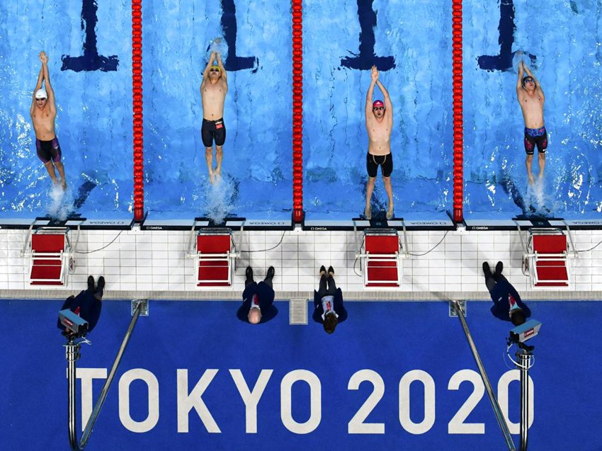 7월 26일, 쉬자위(徐嘉餘)(왼쪽 두 번째) 선수가 남자 배영 100m 준결승 중이다. [사진 출처: 신화망]