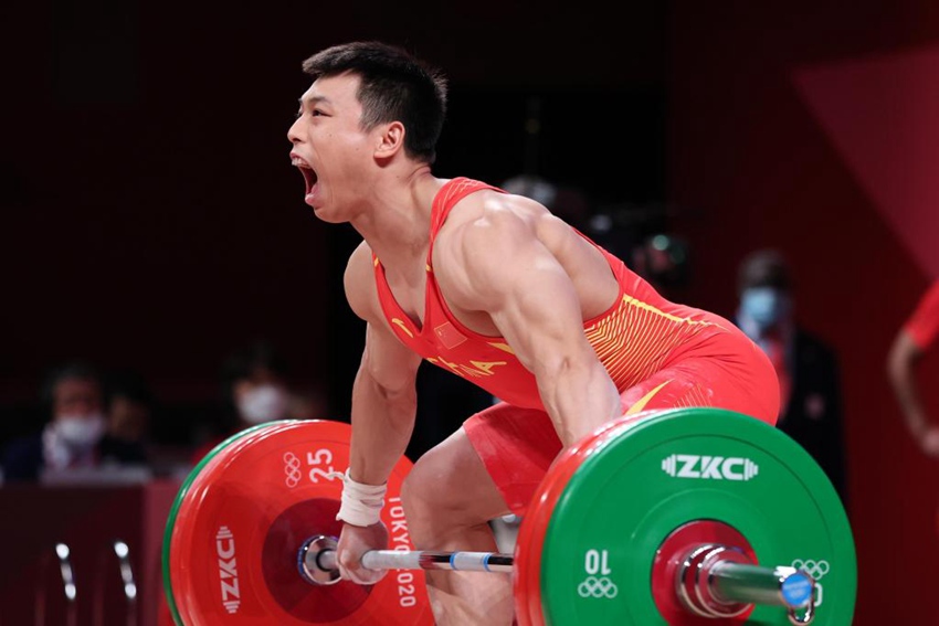 7월 25일, 중국 역도 선수 천리쥔(諶利軍)이 남자 67kg급 결승 경기 중이다. [사진 출처: 신화망]