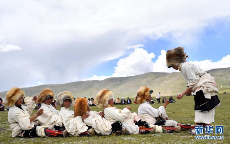 7월 15일, 시짱(西藏) 반거(班戈)현 칭룽(青龍)향 유목민들이 초원에서 놀고 있다. [사진 출처: 신화망]