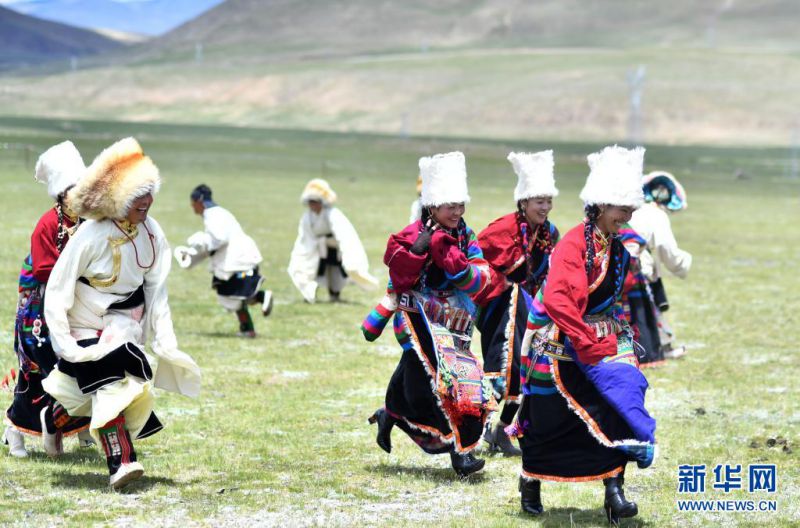 7월 15일, 시짱(西藏) 반거(班戈)현 칭룽(青龍)향 유목민들이 초원에서 놀고 있다. [사진 출처: 신화망]