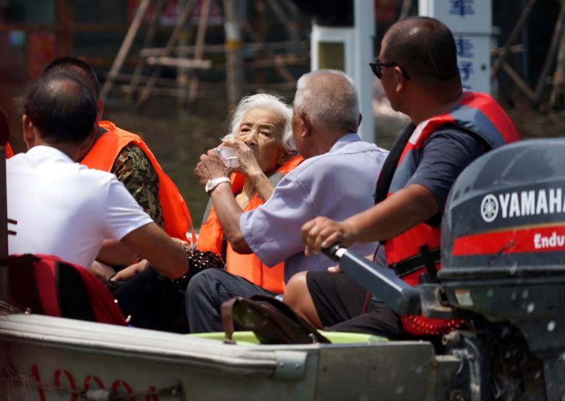 7월 27일, 구조대원들이 고립된 노인들을 구조하고 있다. [사진 출처: 신화사]