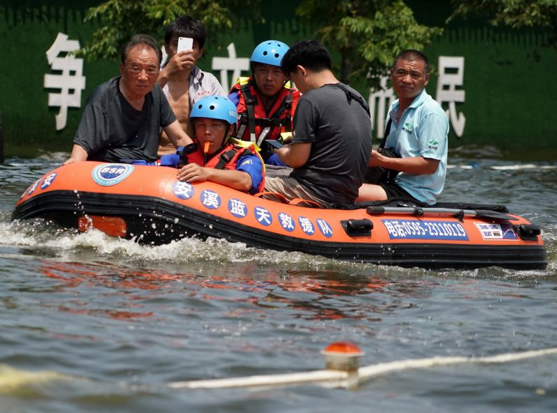 7월 27일, 구조대원들이 고립된 사람들을 구조하고 있다. [사진 출처: 신화사]