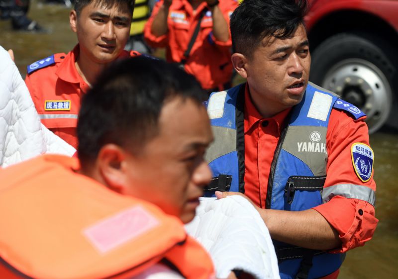 7월 27일, 구조대원들이 고립된 사람들을 구조하고 있다. [사진 출처: 신화사]