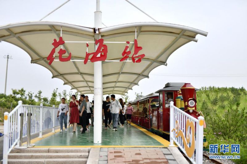 7월 21일, 여행객들이 진링광산 촨치관광지 내 관광열차에서 내리고 있다. [사진 출처: 신화망]