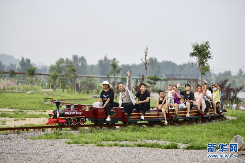 7월 21일, 관광객들이 진링광산 촨치관광지 내 미니열차를 타는 중이다. [사진 출처: 신화망]