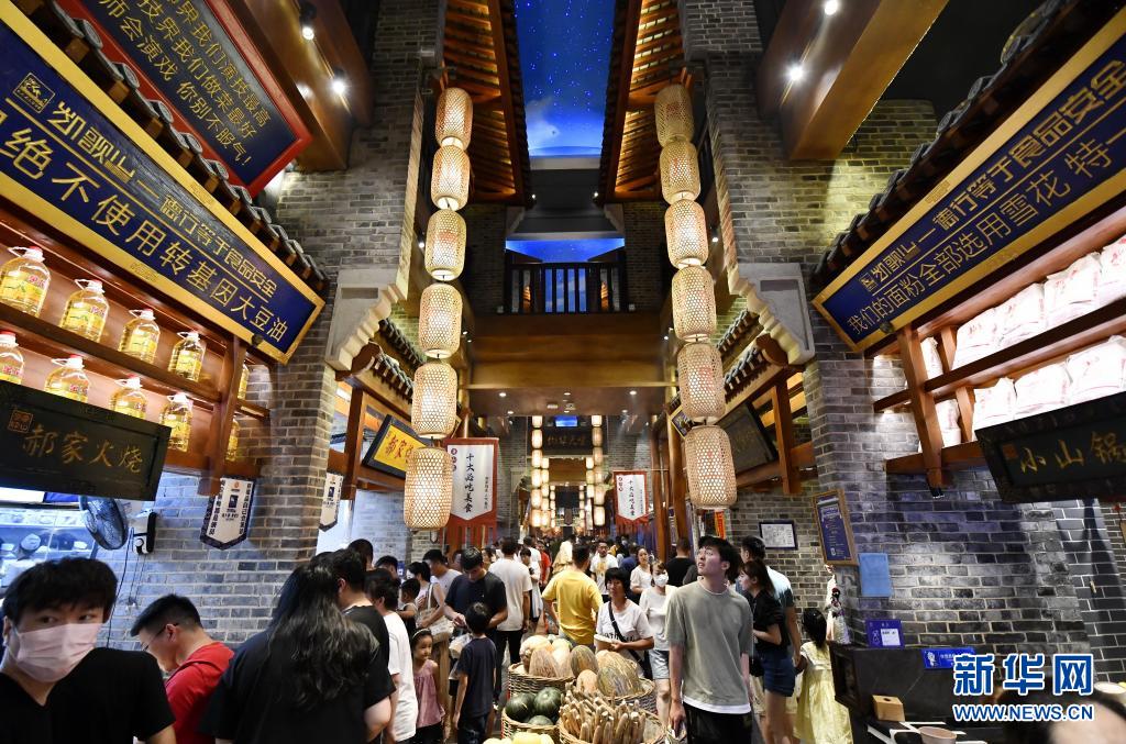 7월 26일, 관광객들이 탕산 음식문화박물관을 관광하고 있다. [사진 출처: 신화망]