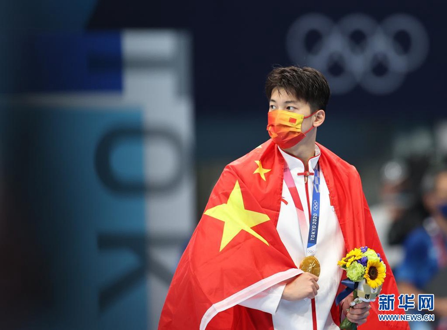 7월 30일, 도쿄올림픽 남자 수영 개인혼영 200m 결선에서 중국의 왕순 선수가 금메달을 목에 걸었다. [사진 출처: 신화망] 