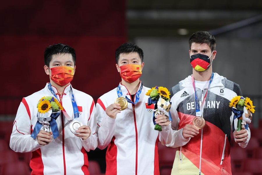 7월 30일, 금메달을 획득한 중국의 마룽(가운데) 선수, 은메달을 획득한 중국의 판전둥 선수(왼쪽), 동메달을 획득한 독일의 드미트리 오브차로프 선수가 시상대에 섰다. [사진 출처: 신화망]