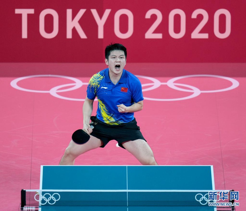 7월 30일, 도쿄올림픽 남자 탁구 단식 결선에서 중국의 판전둥 선수가 득점을 기뻐하고 있다.  [사진 출처: 신화망]