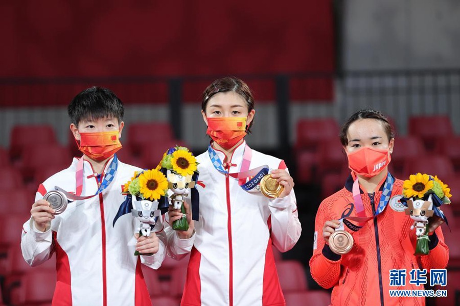 7월 29일, 금메달을 획득한 중국의 천멍(가운데) 선수, 은메달을 획득한 중국의 쑨잉사 선수(왼쪽), 동메달을 획득한 일본의 이토 미마 선수가 시상대에 섰다. [사진 출처: 신화망]