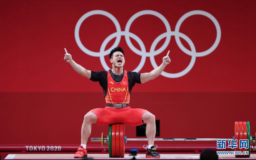 7월 28일, 도쿄올림픽 남자 역도 73kg급 결선에서 중국의 스즈융(石智勇) 선수가 금메달을 획득했다. [사진 출처: 신화망]