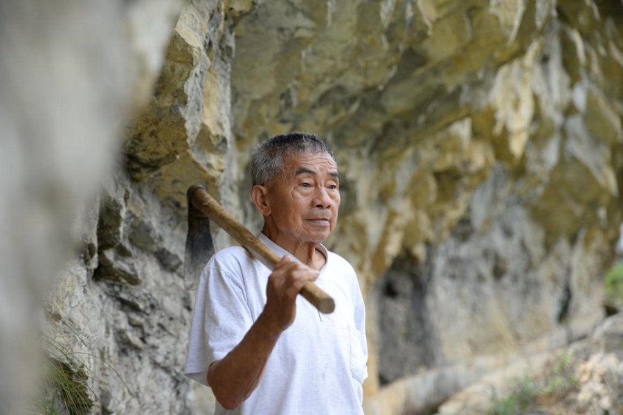 2003년, 45년간 촌 간부를 맡은 황다파 씨는 퇴임 후 ‘낮에는 일하고 밤에는 쉬는’ 농민의 삶을 살지만, 수로를 관리하는 일은 여전히 그의 일상이다. [사진 출처: 인민포토]