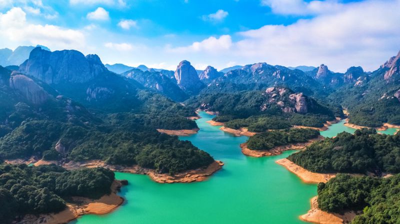 푸젠 우산톈츠의 웅장한 산과 맑고 깨끗한 호수 [사진 출처: 인민망]