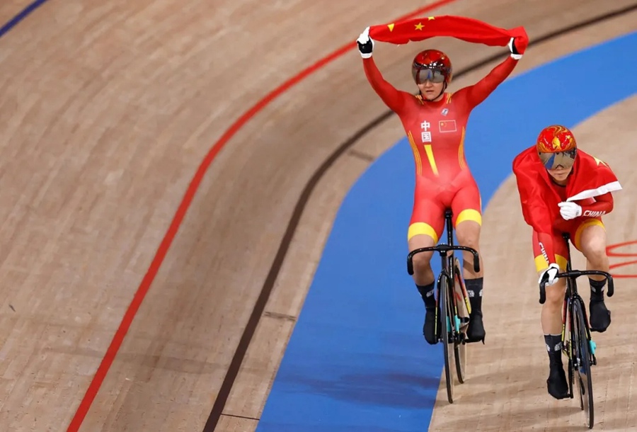 8월 2일, 중국의 중톈스(鐘天使)와 바오산쥐(鮑珊菊)가 독일팀을 누르고 도쿄올림픽 사이클 트랙 여자 스프린트 단체전에서 금메달을 획득했다. 중국팀은 앞서 준결승에서 세계 기록을 달성하며 결선에 올랐다. [사진 출처: 인민일보]