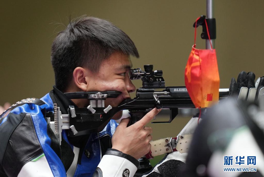 8월 2일, 중국의 장창훙(張常鴻) 선수가 도쿄올림픽 남자 50m 소총 3자세 1위와 세계 기록을 달성했다. [사진 출처: 신화망]