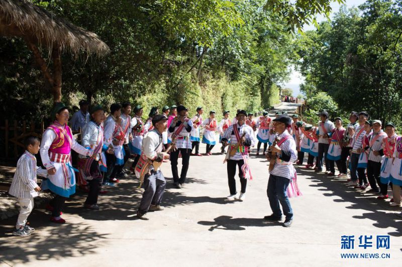 7월 19일, 라허주촌 촌민들이 마을 입구에서 춤추고 노래하며 손님을 맞이한다. [사진 출처: 신화망]