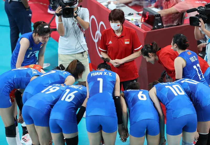 8월 2일, 중국 여자배구 대표팀 선수들이 시합 후 감독에게 인사하며 감사를 표하고 있다. [사진 출처: 신화사]